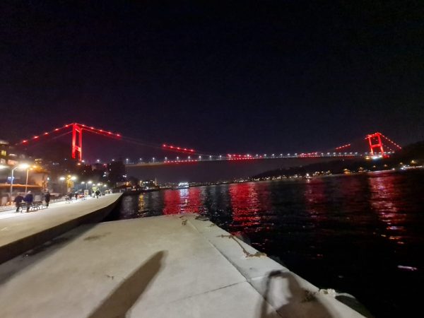 Edhe Ura e famshme e Bosforit vishet me ngjyrat e flamurit shqiptar