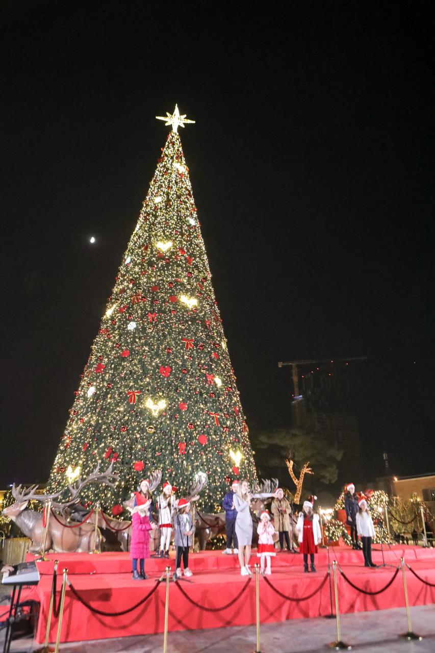 Tirana ndez dritat e pemës së festave të fundvitit (FOTO)