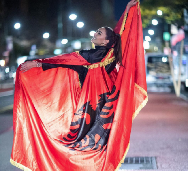 Adrola Dushi e mbështjellë me flamurin kuq e zi në mes të Nju Jorkut