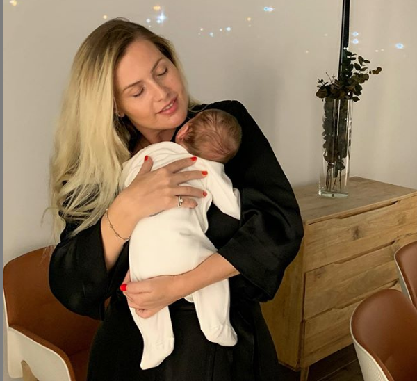 Olta Gixhari poston foton duke ushqyer Amarin, por shihni çfarë bën vogëlushi (FOTO)