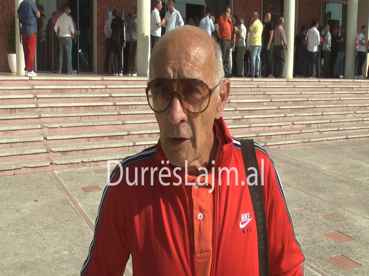 Durrës, pensionisti italian: Më ndihmoni të marr këtë leje të bekuar qëndrimi, s’dua të kthehem në Itali (VIDEO)