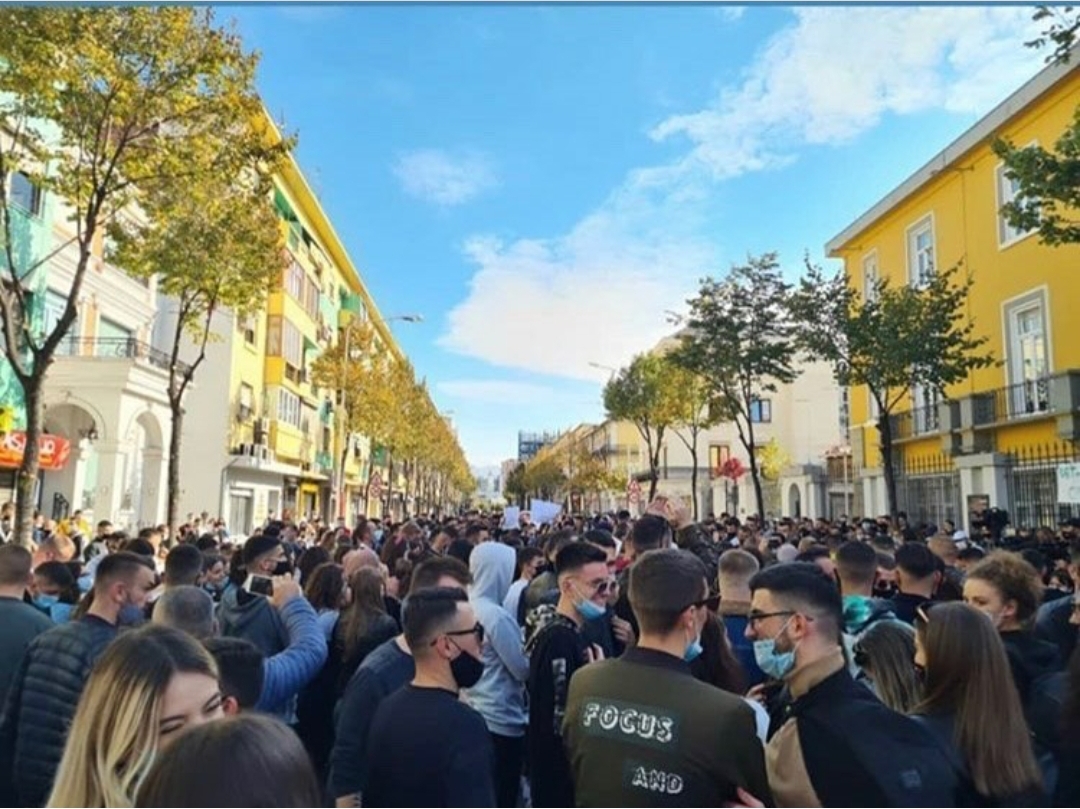 Studentët edhe sot në protestë përpara Ministrisë së Arsimit