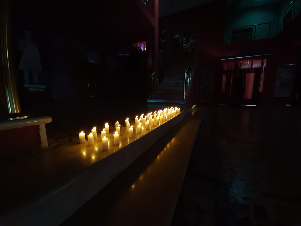 Të rinjtë e Forumit Rinor Eurosocialist Durrës  ndezin 51 qirinj për viktimat e tërmetit