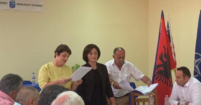 Covid-19 prek kryetaren e bashkisë, vetëkarantinohet bashkë me familjen