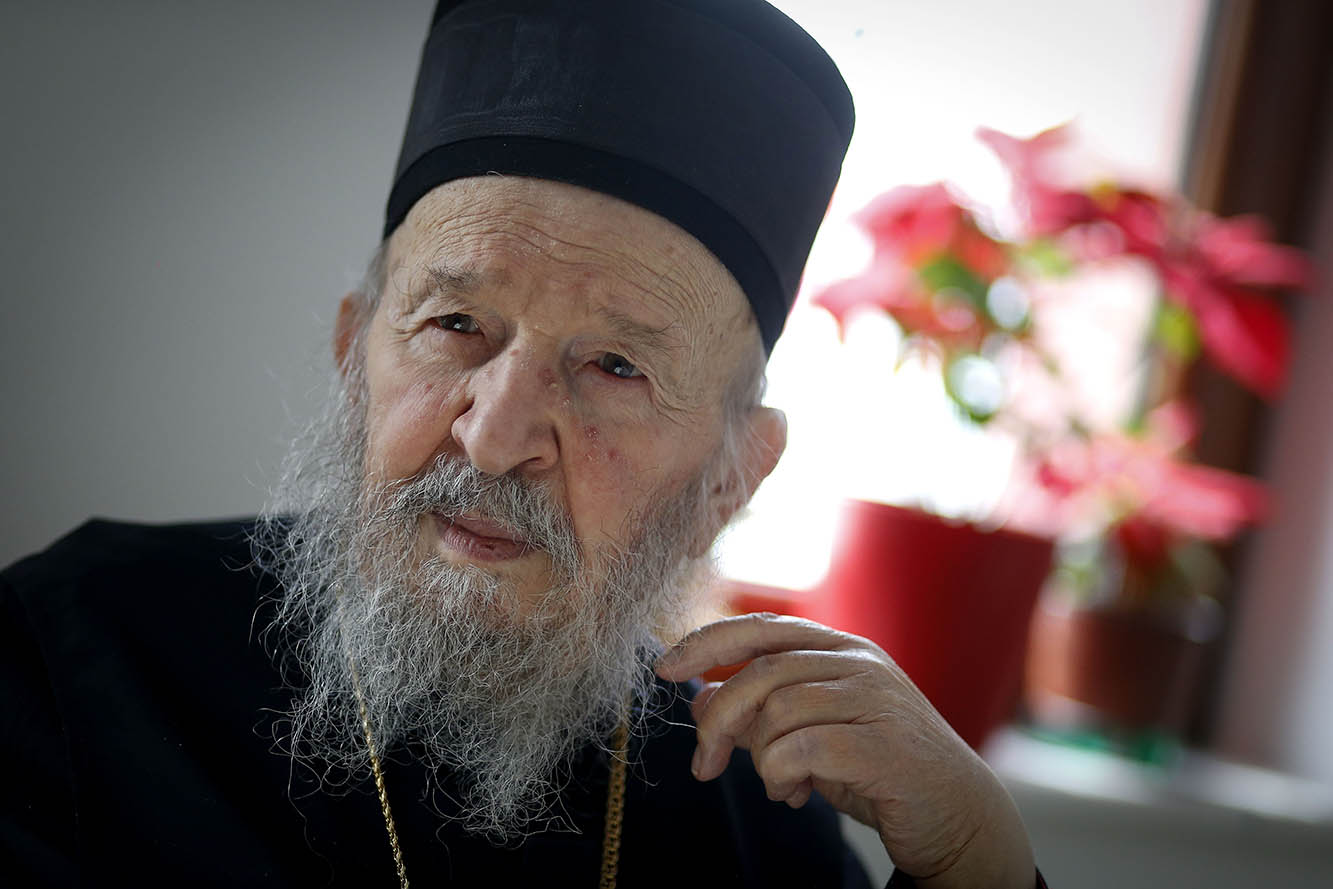 Covid-19 i merr jetën një peshkopi tjetër serb