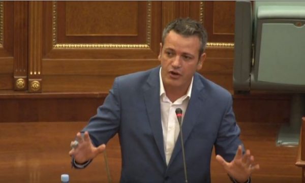 Sherri në Kuvendin e Kosovës, deputeti ‘kërcënon’ kolegët pas përplasjes fizike