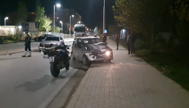 Aksidentohen dy automjete, plagosen dy persona