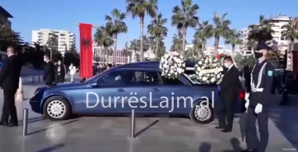 Lamtumirë Bashkim Kopliku, përcillet për në banesën e fundit ish-zv/kryeministri (VIDEO)