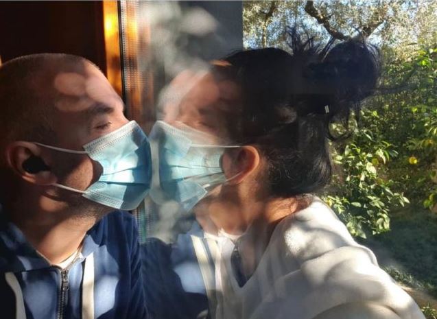 Infektohet me koronavirus deputeti socialist, publikon puthjen përmes xhamit