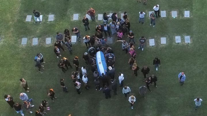 Ceremoni private, legjenda Maradona përcillet në banesën e fundit