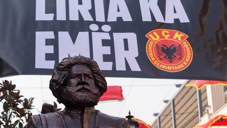 Pas kritikave të shumta, Prizreni vendos që ta largojë shtatoren e Adem Jasharit