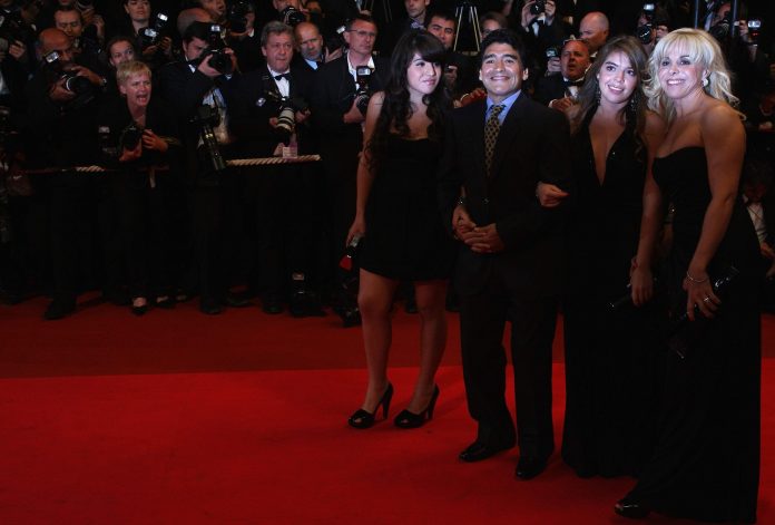 Fëmijët e Maradonës “në luftë” për milionat, çfarë ka lënë në testament legjenda e futbollit