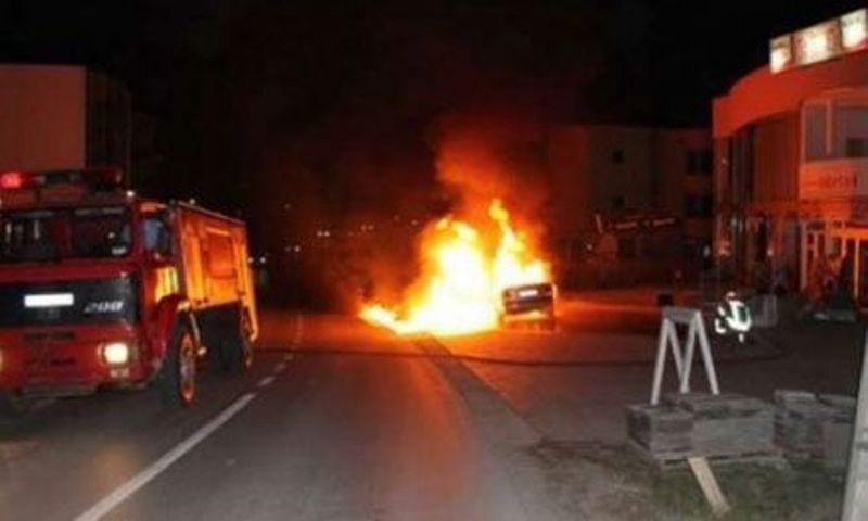 Përfshihet nga flakët mjeti në lëvizje, shpëton 27-vjeçari