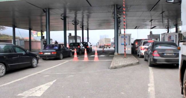 Sherr për parakalimin, dy shoferët qëllohen me grushte dhe thikë