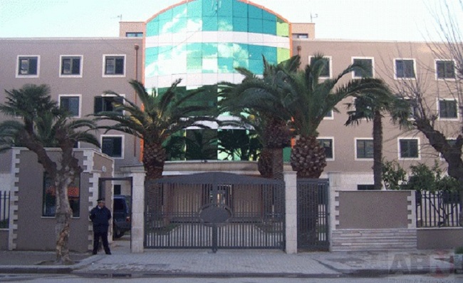 EMRI/ Policia e Durrësit arreston 22-vjeçaren në banesë, ishte dënuar me 5 vite burg nga gjykata