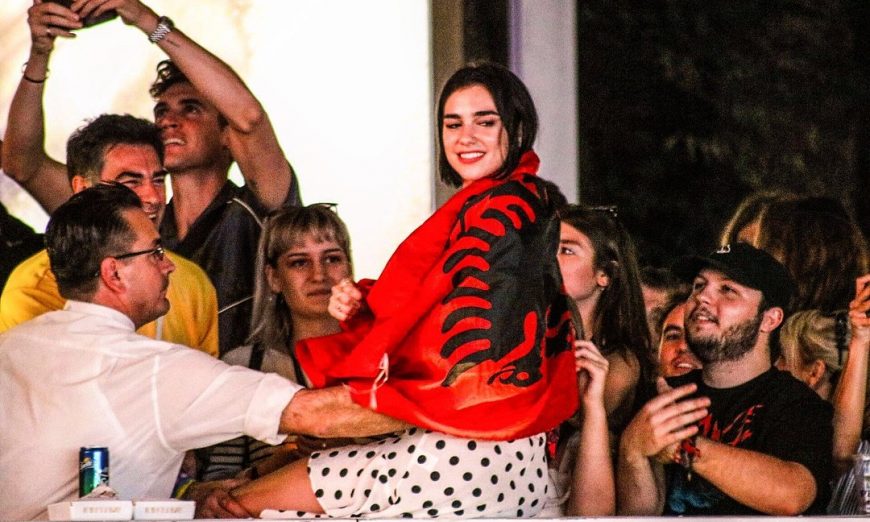 “Krenare që jam shqiptare!” Dua Lipa nuk harron festën e Pavarësisë