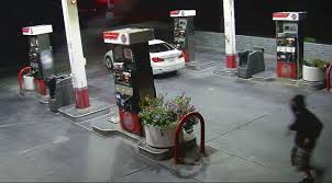 Maskat grabisin me armë një karburant në Vlorë