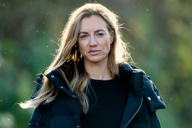 E dhunoi Gigs, ish-e fejuara shfaqet me buzën e nxirë