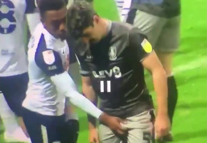 E pabesueshme çfarë ndodh në Angli! Lojtari kapet nga kamerat duke prekur organin gjenital të kundërshtarit