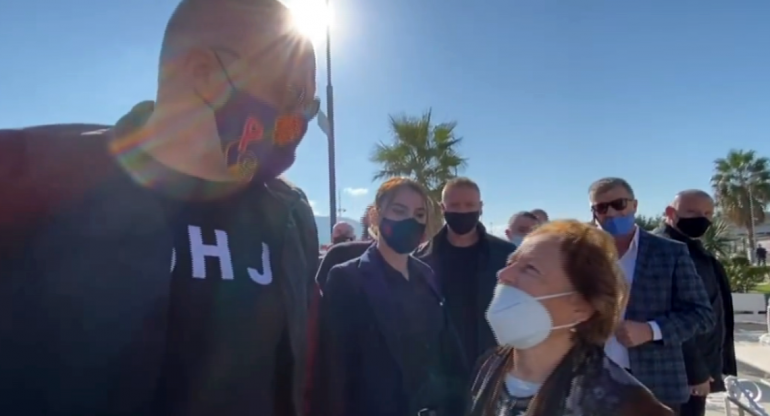 “Edi Rama është ky”? Vlonjatja i pret rrugën kryeministrit. Ai ia kthen duke thumbuar Bashën