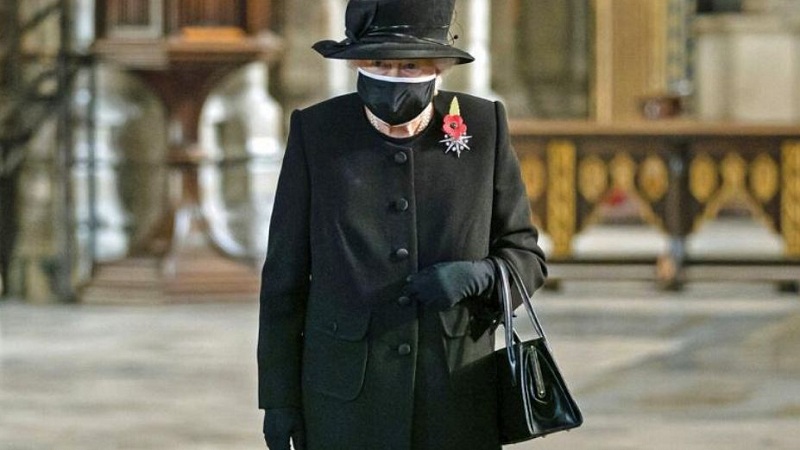 Mbretëresha Elizabeth shfaqet në publik me maskë për të parën herë