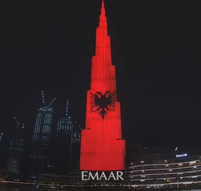 Urimi i veçantë nga Dubai, ndërtesa më e lartë në botë vishet kuqezi (VIDEO)