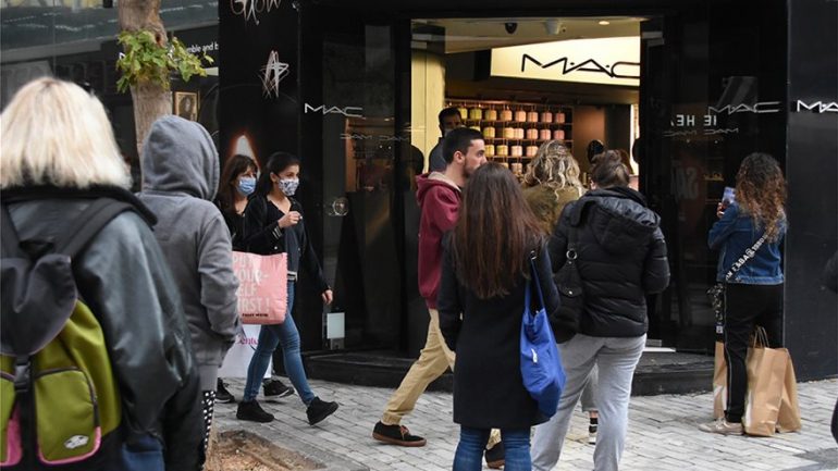 Karantina në Greqi, dyndje në dyqane, markete e banka