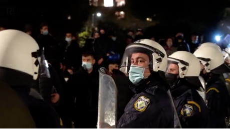 Policia greke përplaset me protestuesit para nisjes së shtetrrethimit