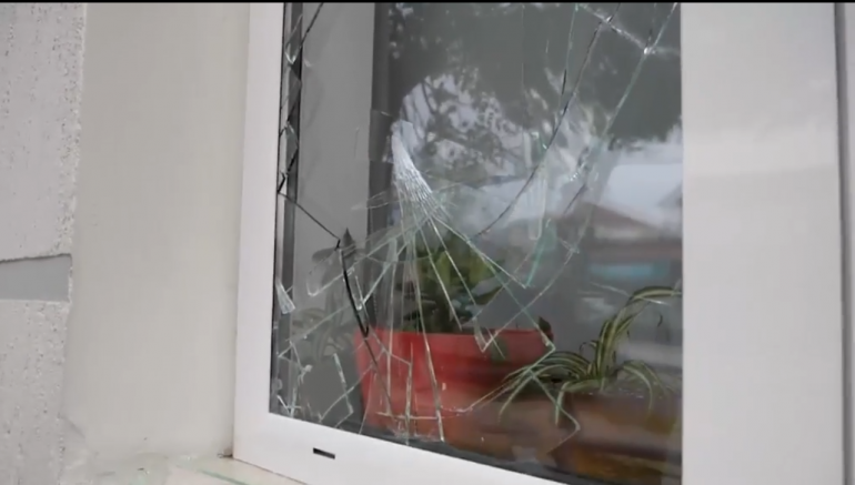 Theu me gurë xhamat e Qendrës së re Shëndetësore, autori procedohet në gjendje të lirë