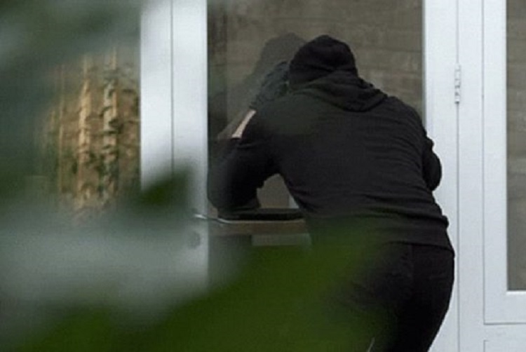 Vidhte kudo nëpër Durrës, policia e kap hajdutin 30-vjeçar në flagrancë