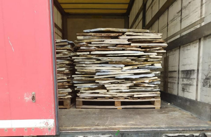 Nxirrnin pllaka dekorative nga Mali i Tomorit, një i arrestuar dhe një i proceduar