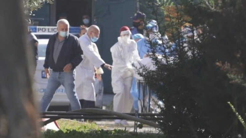 Hidhet nga lartësia e spitalit në Tiranë, ndërron jetë 60-vjeçari