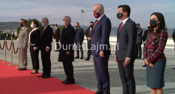 76-vjetori i Çlirimit, krerët e shtetit bëjnë homazhe te “Varrezat e Dëshmorëve” (VIDEO)
