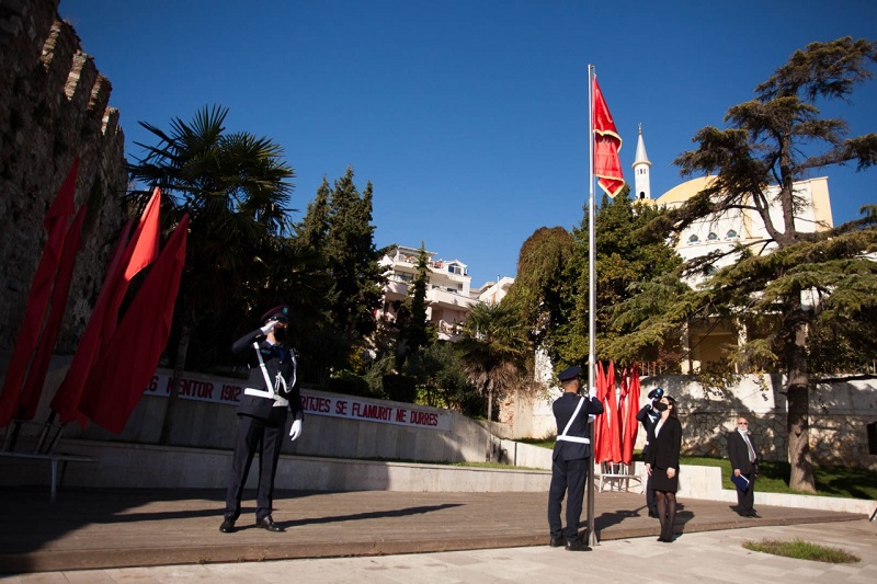 VIDEO/ Zhvillohet ceremoni solemne në përkujtim të 108-vjetorit të ditës së flamurit në Durrës