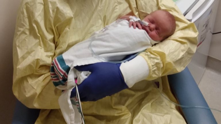 Në koma prej COVID-19, gruaja sjell në jetë foshnjën e shëndetshme