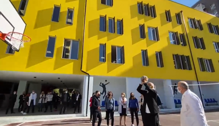 Rama inspekton shkollën e sapohapur “Shaqe Mazreku” në Durrës, nuk i ndahet pasionit të vjetër (VIDEO)