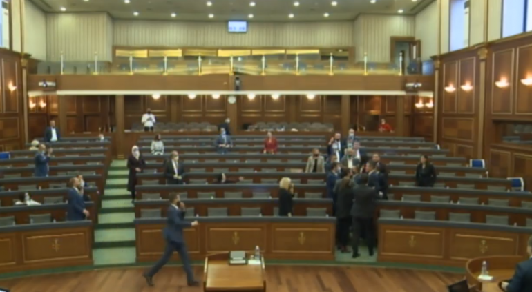 Plas sherri mes deputetëve kosovarë, përplasen fizikisht në Kuvend