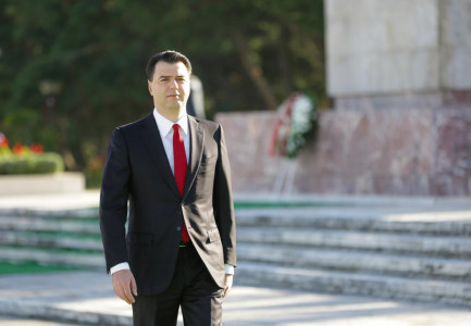 Basha homazhe tek Varrezat e Dëshmorëve: 28 nëntori tjetër do të na gjejë me një Shqipëri më të mirë