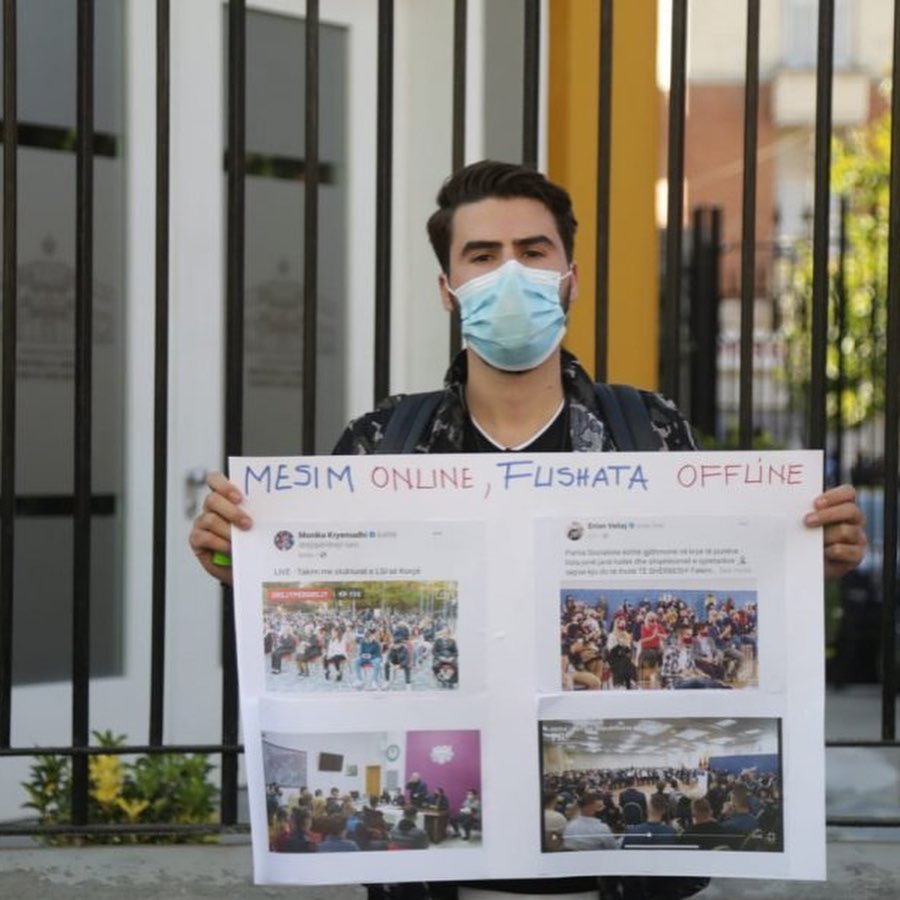 “Injoranca vret më shumë se Covid”, pankartat pikante nga protesta e studentëve (FOTO)