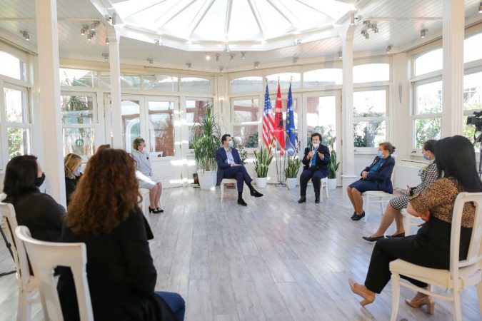 “Nuk më zë gjumi gjithë natën”! Nënat shqiptare ndajnë me Bashën historitë e dhimbshme