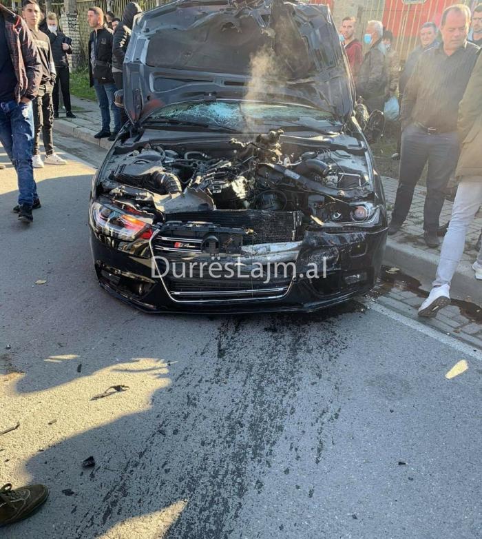 Aksident i frikshëm në Durrës, ja si përfundoi makina (FOTO)