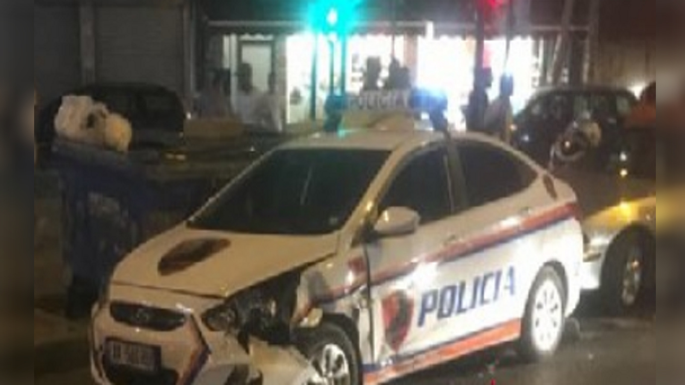 Makina e policisë përplaset me motorin, plagoset drejtuesi i tij