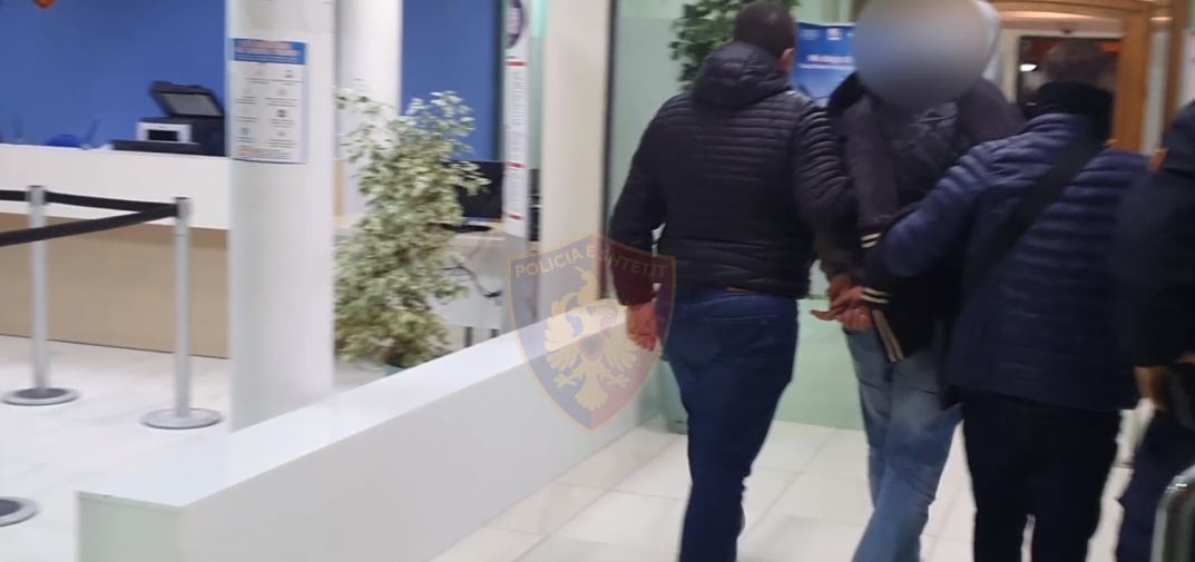 Kapet 47-vjeçari në Durrës me arsenal armësh, do i shiste kundrejt fitimit (VIDEO)