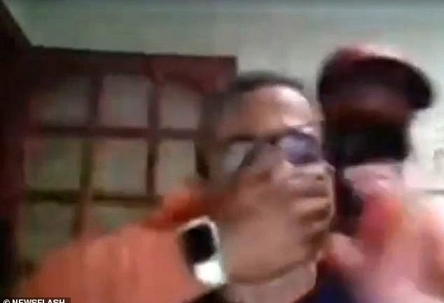 Mësuesi grabitet gjatë mësimit online (VIDEO)