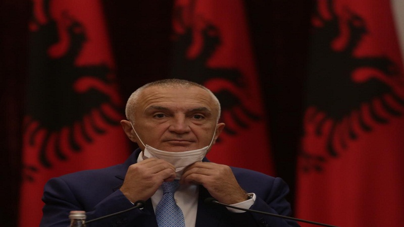 Meta shfaqet për herë të parë me maskë në publik, presidenti tregon arsyen