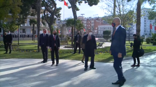 28 nëntori/ Meta e përshëndet, Rama nuk kthen as kokën (VIDEO)