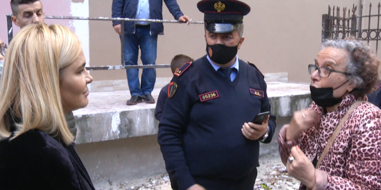 “Jam Monika Kryemadhi”, gjobitet sërish kryetarja e LSI-së në Durrës, policia ndërpret takimin (VIDEO)