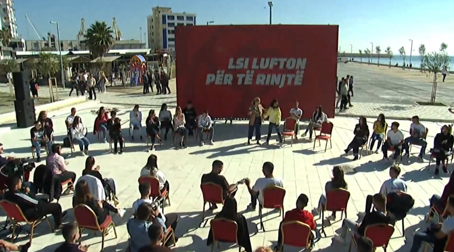 “Mona më e fortë se Maradona”, Kryemadhi surprizohet nga të rinjtë e Durrësit (VIDEO)