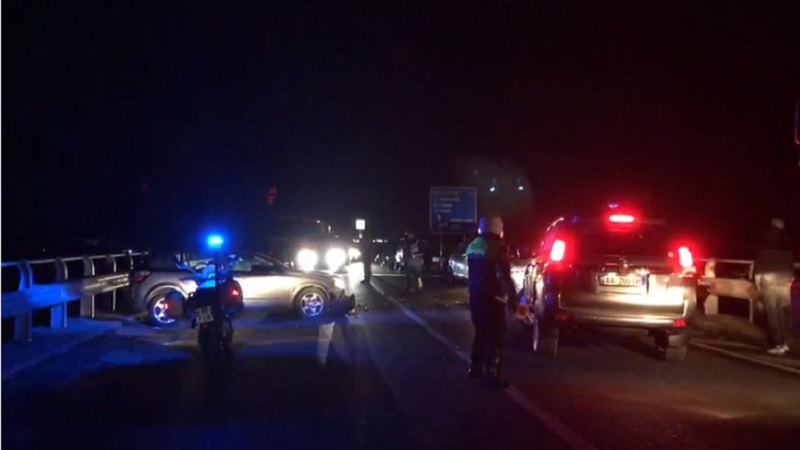 33-vjeçari humb kontrollin e motorit e përplaset me bordurën