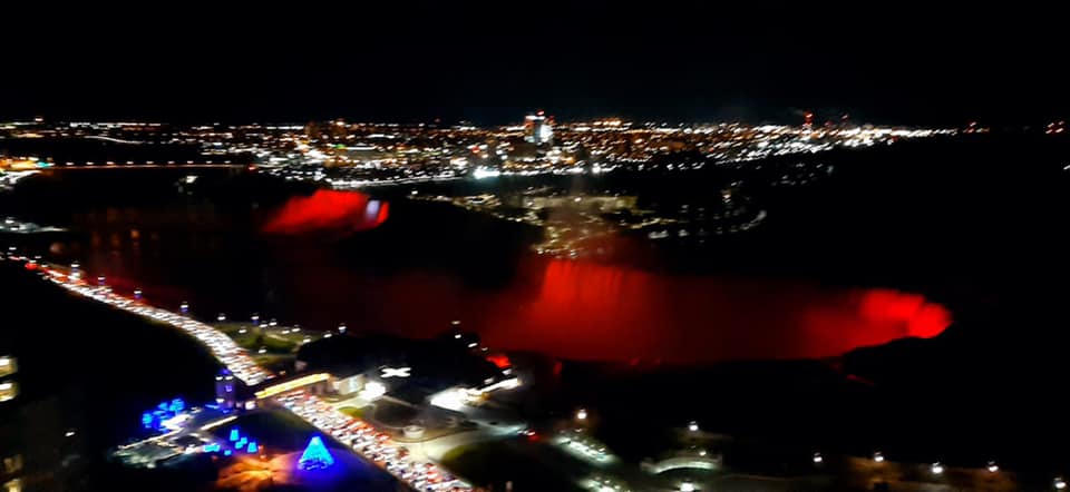 VIDEO+FOTO/ Festimet e pavarësisë kalojnë oqeanin, edhe ujëvara e Niagarës ngjyroset kuqezi